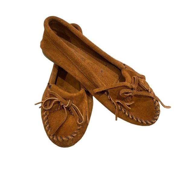 Minnetonka caramel suede leather moccasins slip on fringe detail whipstitch 9 - Picture 2 of 11